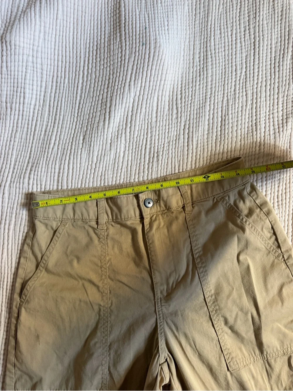 Everlane Khaki Utility Cargo Pants. Size 6.